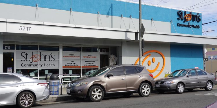 Centros de salud enfrentan riesgos por la caída de la financiación del gobierno