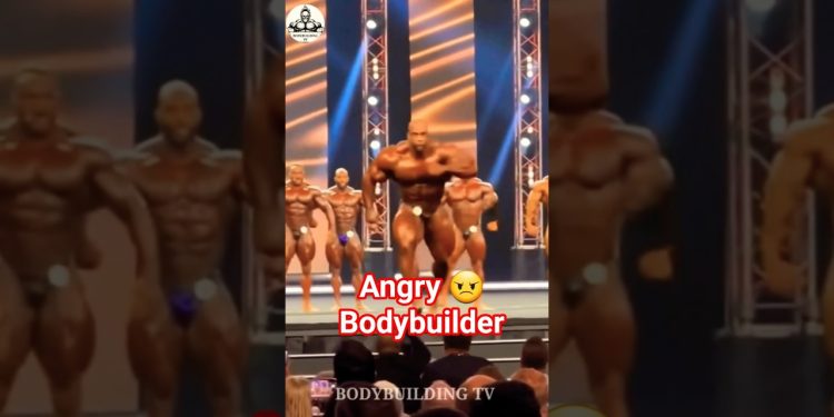 Crezy 😨Angry 😠 Bodybuilder Jump From Stage #bodybuilding #shorts