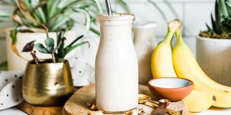 15 Banana Smoothie Recipes (Healthy, Easy & Creamy)